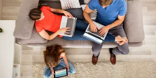 Familie conectata la internet FOTO Shutterstock