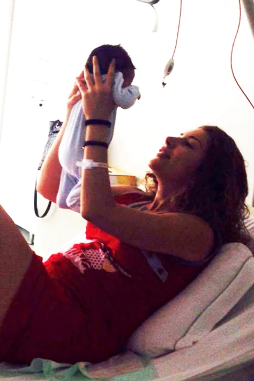 Carmen Brumă şi bebeluşul ei (Foto: Facebook)