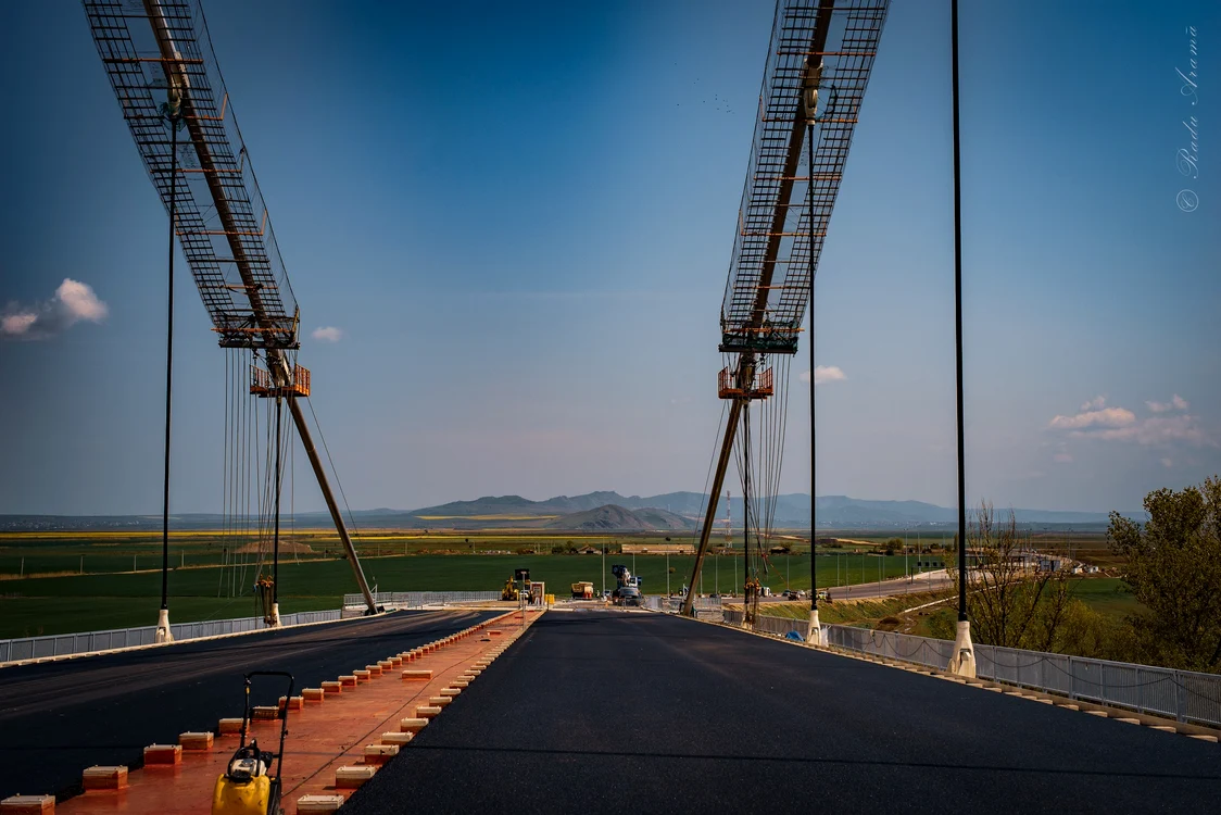 Munții Măcin pot fi văzuți de podul suspendat de la Brăila FOTO : Radu Aramă