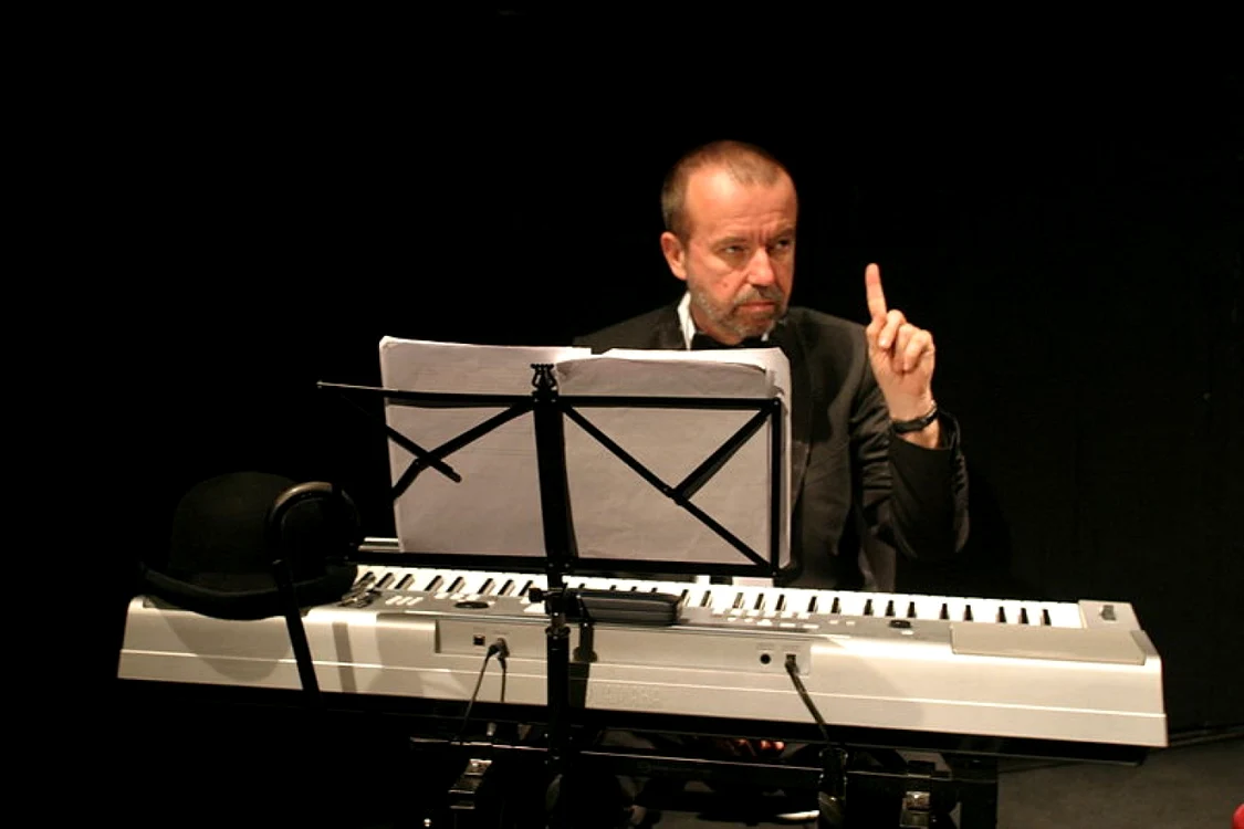 Printre premiile obţinute de Mircea Tiberian se numără: Muzicianul Român al Anului (1987), Premiul pentru Întreaga Activitate Artistică (2001) şi Premiul Uniunii Compozitorilor pentru compoziţie jazz (1990, 1996, 2000)