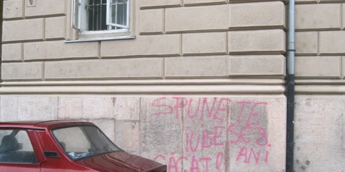 Mesajul scris pe pereţii tribunalului