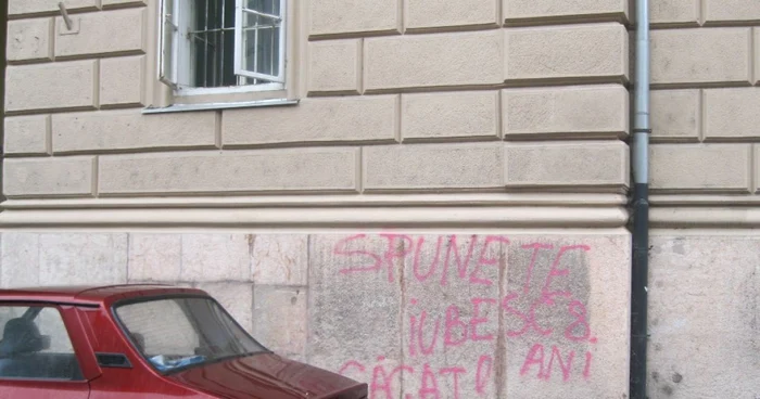 Mesajul scris pe pereţii tribunalului