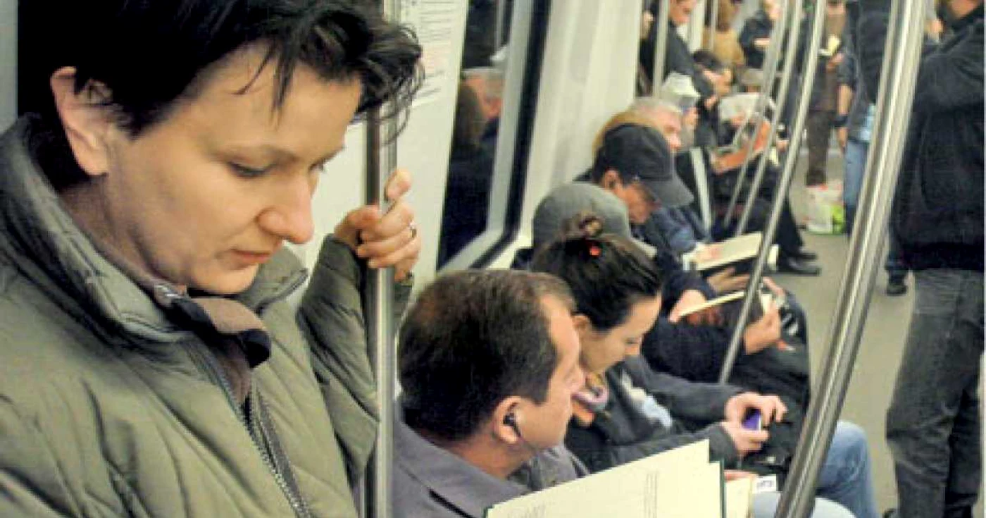 Evenimentul „Lecturi urbane“ atrage la fiecare ediţie mulţi voluntari care încurajează cititul la metrou