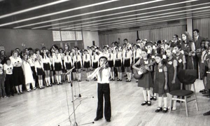 Festivalul Internaţional „Copiii lumii doresc pacea”, organizat la tabăra de pionieri şi şcolari de la Năvodari, în cadrul anului internaţional al Copilului (© „Fototeca online a comunismului românesc”, cota: 107/1979)