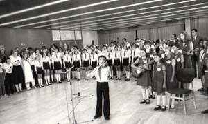 Festivalul Internaţional „Copiii lumii doresc pacea”, organizat la tabăra de pionieri şi şcolari de la Năvodari, în cadrul anului internaţional al Copilului (© „Fototeca online a comunismului românesc”, cota: 107/1979)