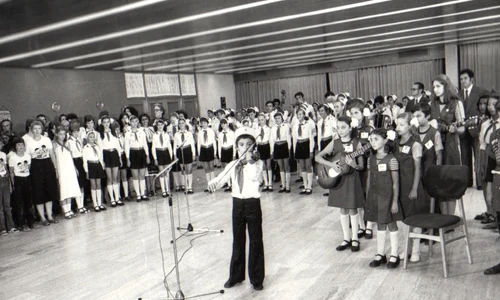 Festivalul Internaţional „Copiii lumii doresc pacea”, organizat la tabăra de pionieri şi şcolari de la Năvodari, în cadrul anului internaţional al Copilului (© „Fototeca online a comunismului românesc”, cota: 107/1979)