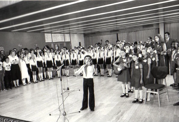 Festivalul Internaţional „Copiii lumii doresc pacea”, organizat la tabăra de pionieri şi şcolari de la Năvodari, în cadrul anului internaţional al Copilului (© „Fototeca online a comunismului românesc”, cota: 107/1979)