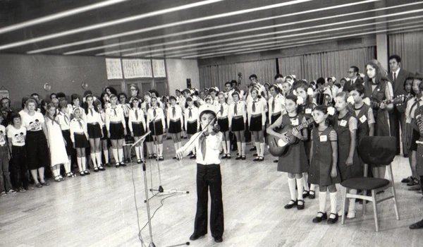 Festivalul Internaţional „Copiii lumii doresc pacea”, organizat la tabăra de pionieri şi şcolari de la Năvodari, în cadrul anului internaţional al Copilului (© „Fototeca online a comunismului românesc”, cota: 107/1979)