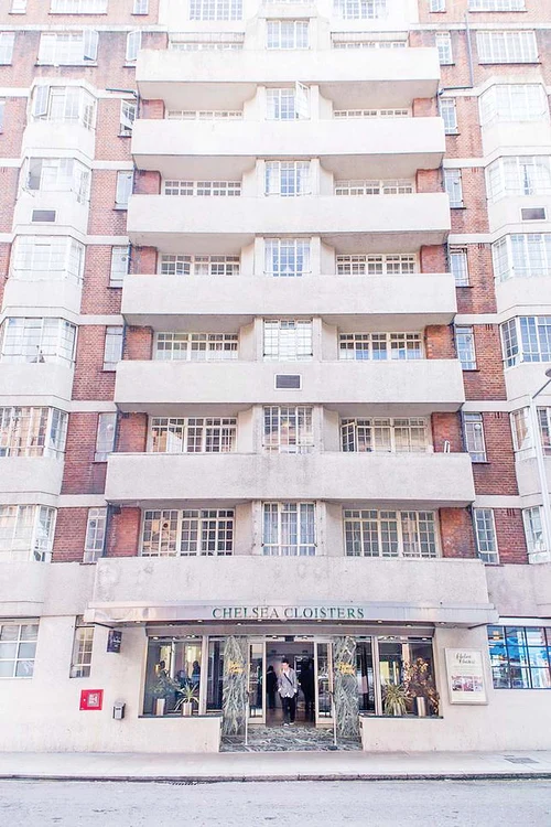 Elana trebuie  să plătească o chirie  de 3.400 de euro  pentru apartamentul  pe care îl are în  blocul-bordel