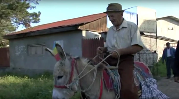 Ţăranul sărac din Vrancea a fost la vot pe măgar