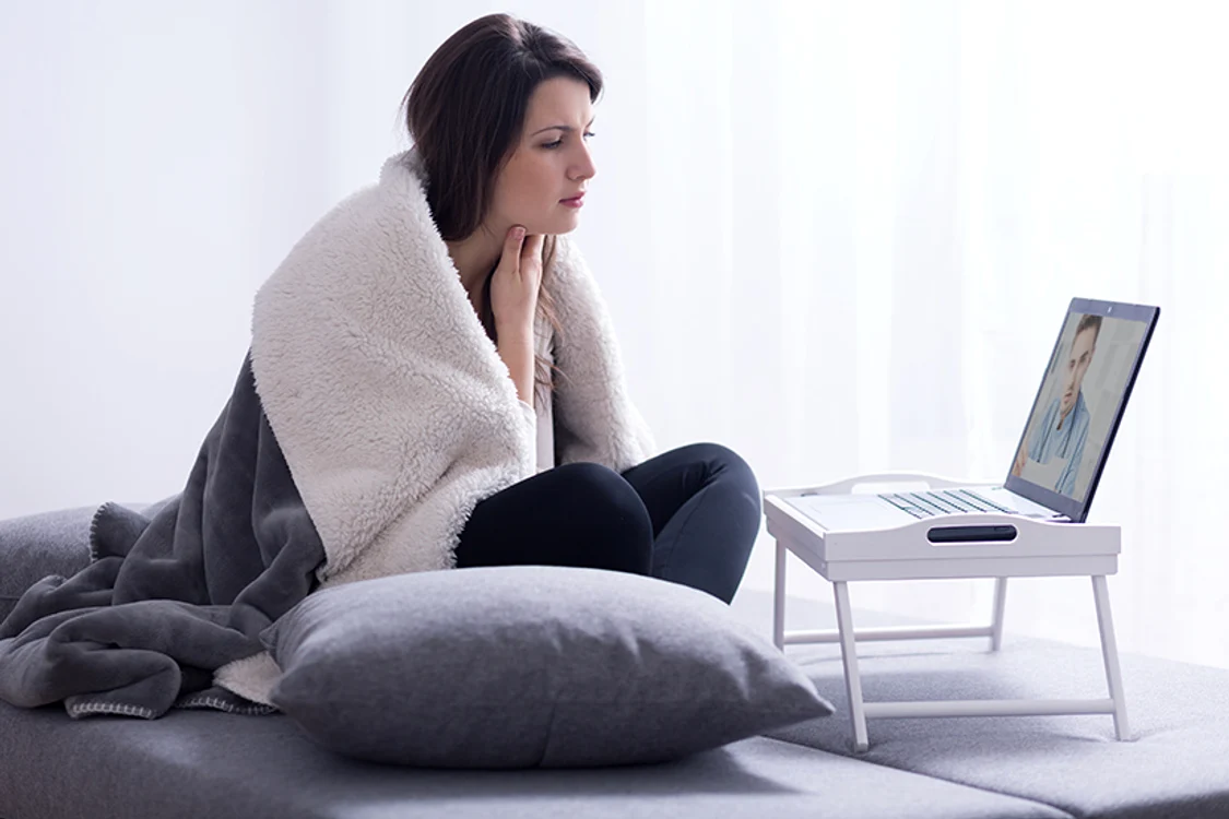 
    Mulți pacienți apelează la telemedicină, consultul acordat de doctor online, din fața calculatoruluiFoto: Clinica Regina Maria  