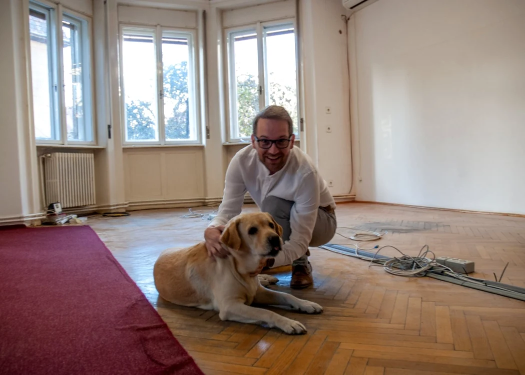 Dominic şi câinele Lexie