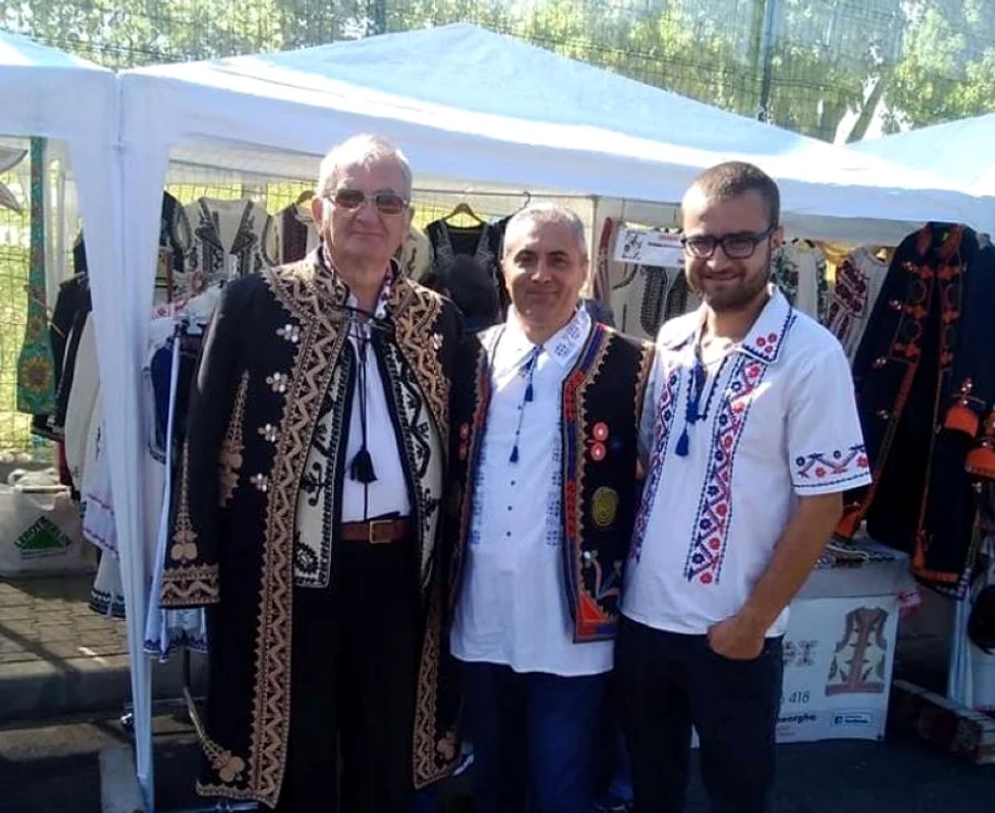 Gheorghe Ciuncanu şi nepotul,  la un târg de produse tradiţionale  