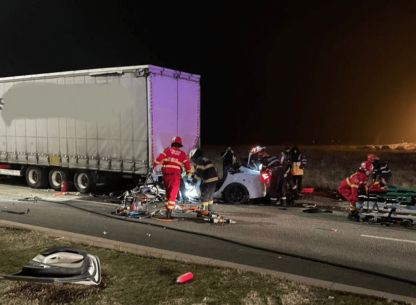 Doi tineri de 19 și 22 de ani au murit într-un accident produs în Sibiu. Alte două victime sunt la spital