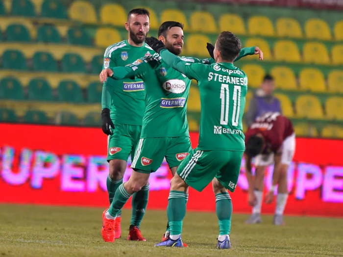 Ştefănescu e felicitat de colegi după gol (Foto: sportpictures.eu)