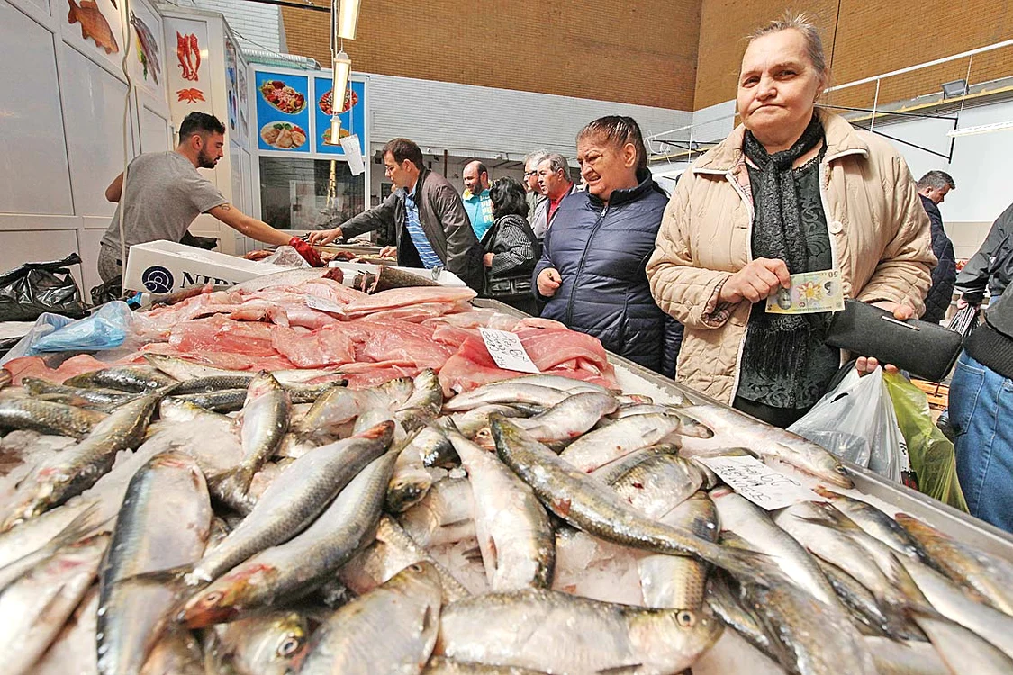 Ieri dimineaţă a fost coadă la  hala de peşte din Piaţa Obor 