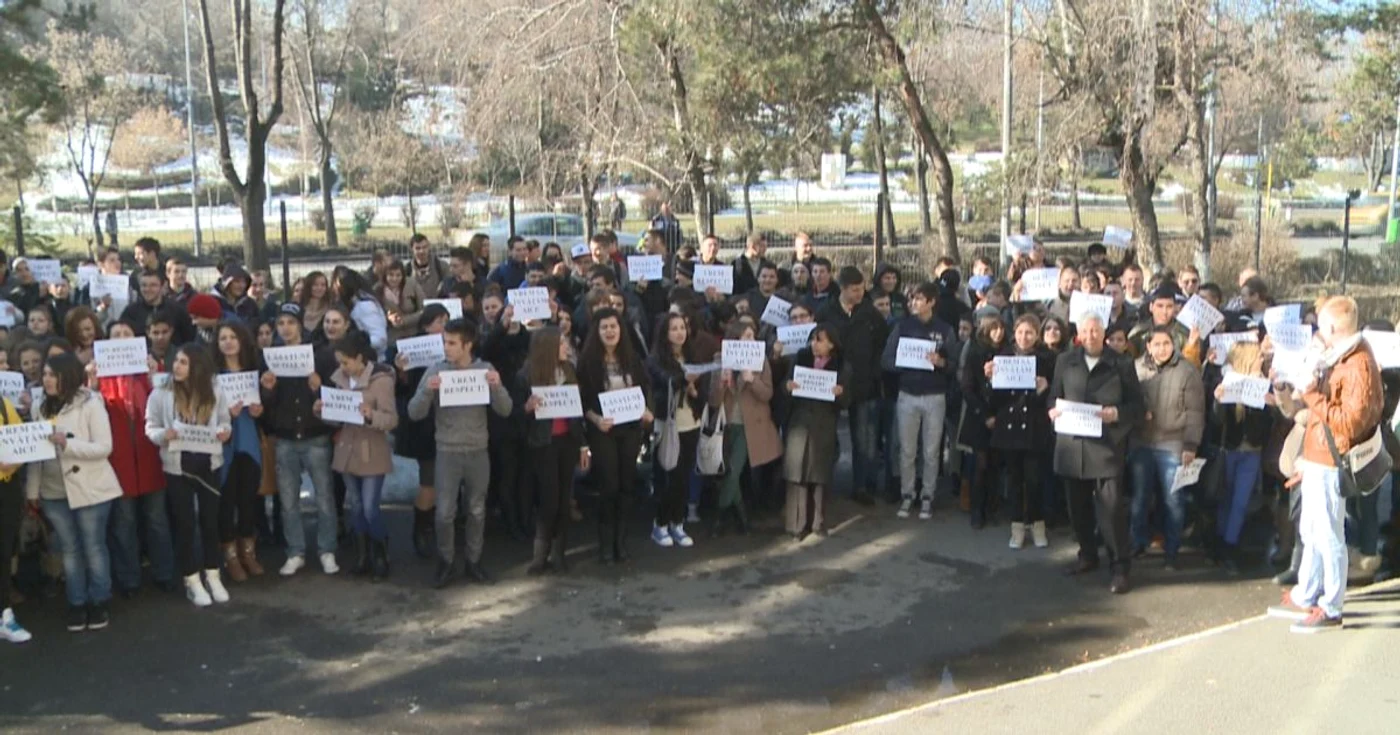 Elevii şi profesorii au protestat mai bine de două ore în curtea liceului  FOTO Laurenţiu Ionescu