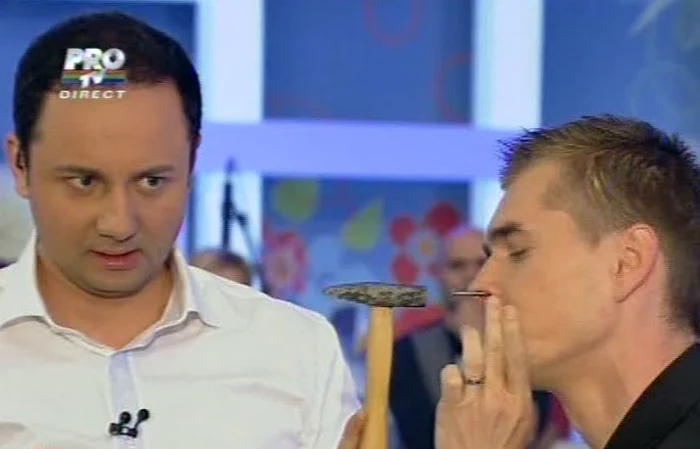 Cristian Gog şi-a bătut un cui în nas (Foto: captură video Pro TV)