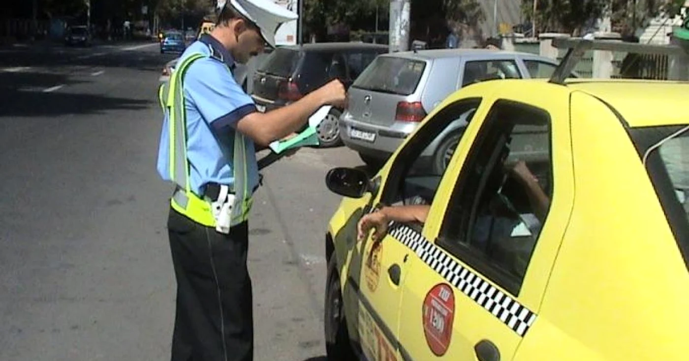 Taximetrist verificat de un agent de la Poliţia Locală