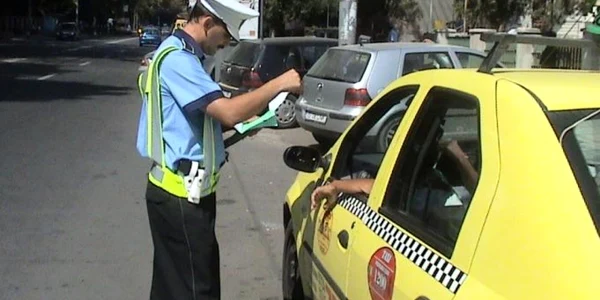 Taximetrist verificat de un agent de la Poliţia Locală