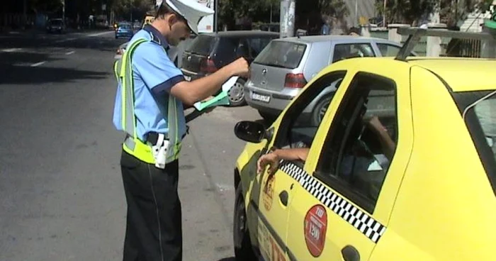 Taximetrist verificat de un agent de la Poliţia Locală