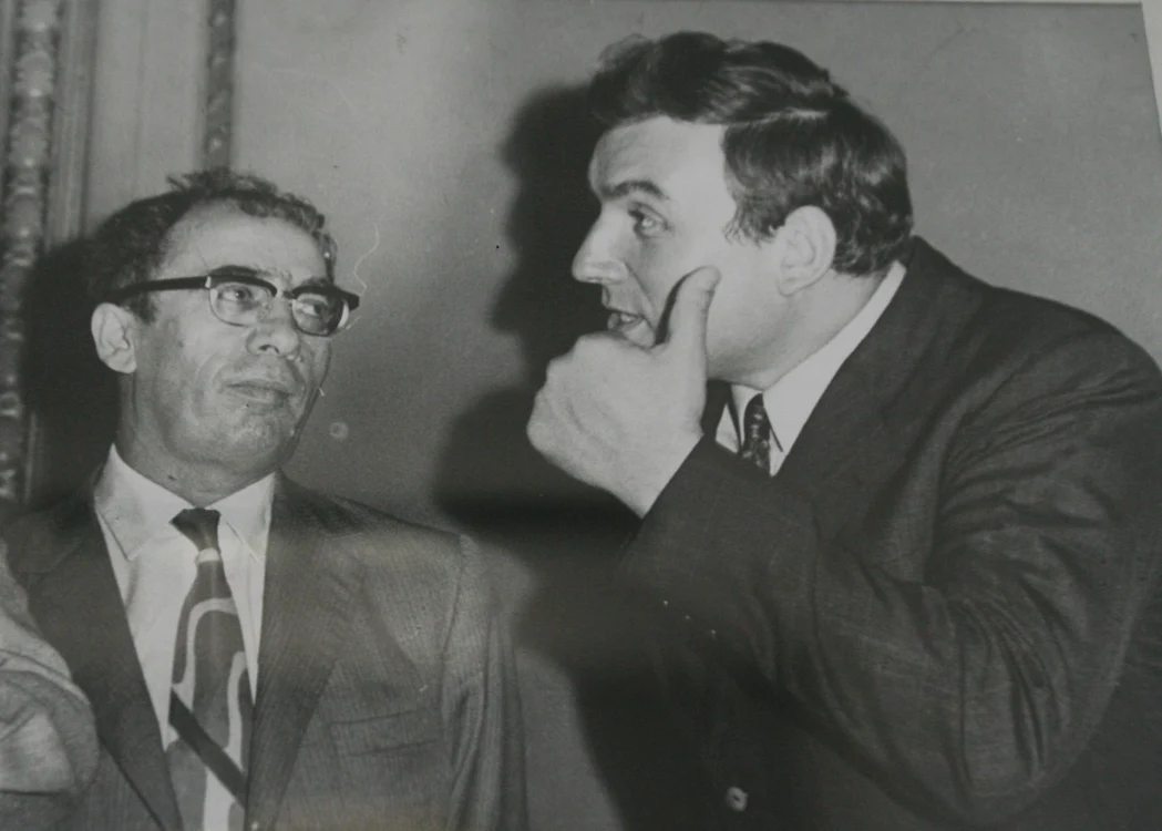 Marin Preda (stânga), autorul „Moromeţilor“, şi Adrian Păunescu,  autorul unor poezii bune, dar şi al unor versuri pe sufletul lui Ceauşescu