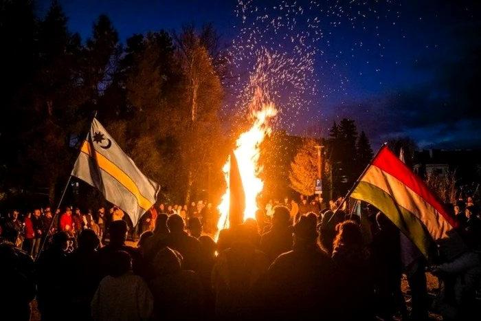 Foto: „Dictatul Trianon”: „În seara zile de 4
iunie, toţi ungurii din lume să aprindă Focul Unităţii” (Sursa foto: pestisracok.hu)