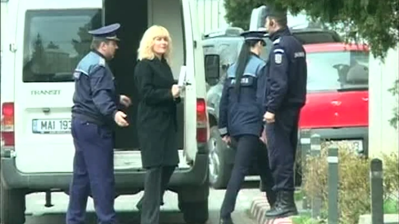 Poliţiştii s-au uitat lung la Elena Udrea, căreia se pare că i-a priit statul în arest