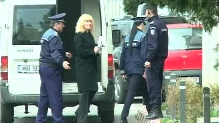 Poliţiştii s-au uitat lung la Elena Udrea, căreia se pare că i-a priit statul în arest