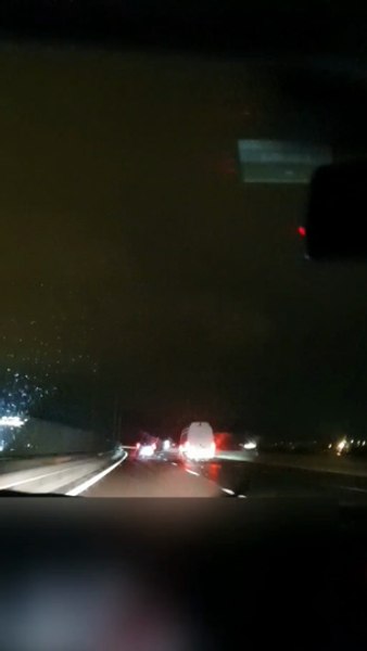O mașină care circula pe contrasens pe autostradă, evitată la limită de un șofer ce conducea regulamentar