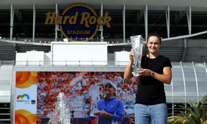 barty cu trofeul de la miami open 2019 jpeg