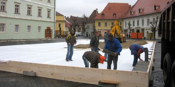 Amenajarea patinoarului a început miercuri dimineaţă