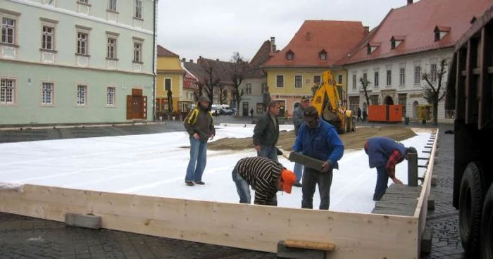 Amenajarea patinoarului a început miercuri dimineaţă