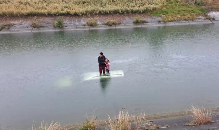 Bătrânul și fetița au fost salvați. Foto: captură video Facebook/Bogdan Dinu