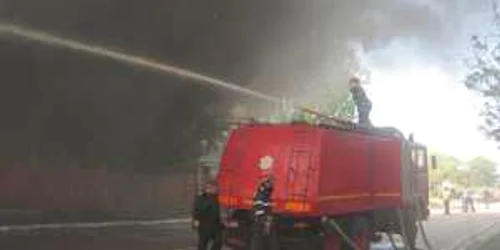 Incendiul a fost stins de pompieri (Foto Arhivă)