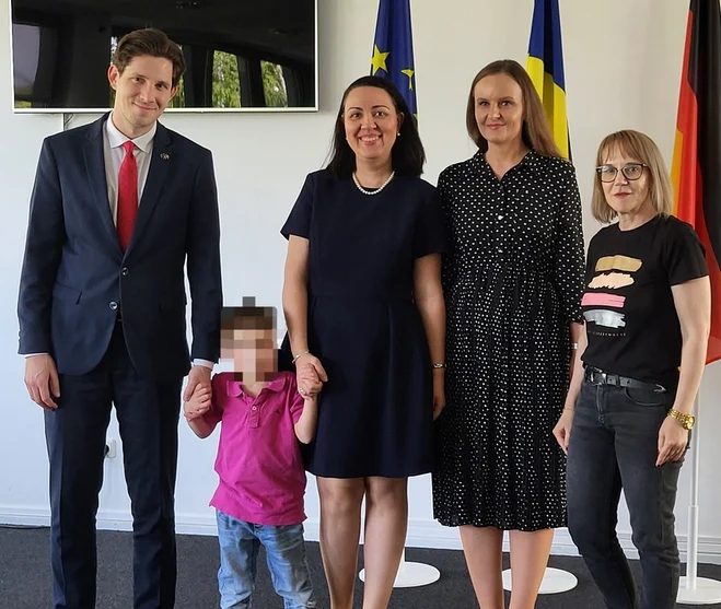 Băiețelul în vârstă de șase ani a revenit în România Foto. DGASPC Gorj
