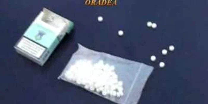 Tinerii vindeau 300 de pastile de Ecstasy