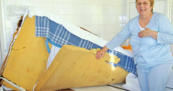 Elena Gagiu stă într-un pat a cărui saltea se sprijină pe bucăţi de rafturi