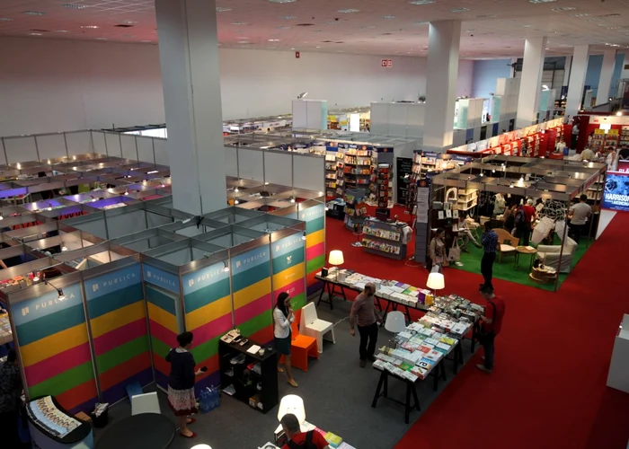 
    Bookfest 2015: Ceremonia de deschidere a avut loc miercuri (20 mai) la Romexpofoto: bookfest.ro  