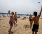 Americanii nu mai ţin cont de restricţii şi au ieşit grămadă pe Huntington Beach FOTO AFP / Apu Gomes