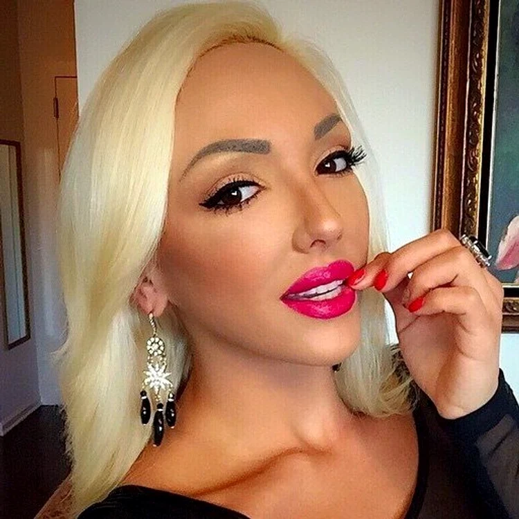 
    Alexandra Harra şi-a schimbat complet look-ulFoto: arhivă personală  