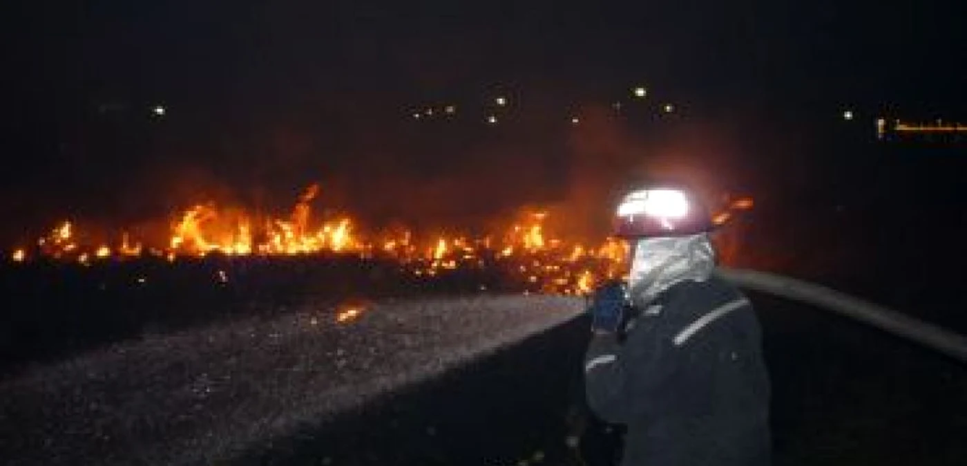 Pompierii au intervenit 2 ore pentru stingerea flăcărilor FOTO Adevărul