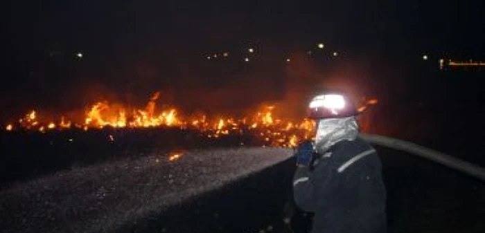 Pompierii au intervenit 2 ore pentru stingerea flăcărilor FOTO Adevărul