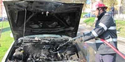 Maşina, distrusă de flăcări. Foto arhivă Adevărul