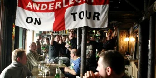 Timişoara: Suporterii lui Anderlecht îşi fac "încălzirea" cu bere pentru meciul cu "Poli" (GALERIE FOTO)