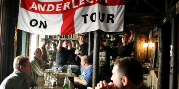 Timişoara: Suporterii lui Anderlecht îşi fac "încălzirea" cu bere pentru meciul cu "Poli" (GALERIE FOTO)