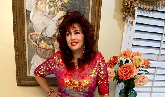 Carmen Harra este solistă, psiholog, scriitoare și prezicătoare