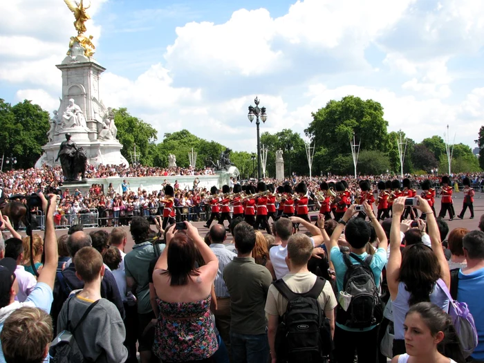 Schimbarea gărzii la Buckingham Palace. (foto: vacantevacante.com)