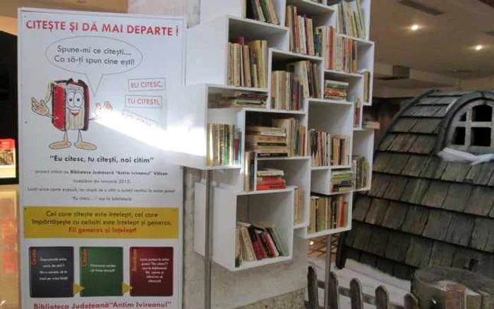 Biblioteca pune la dispozitia valcenilor cateva mii de carti. Foto Adevarul