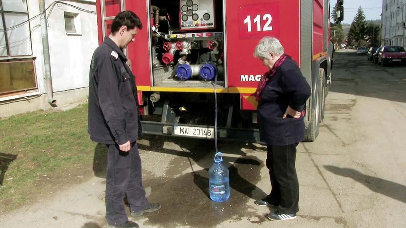 9.300 de locuitori din Breaza  aşteaptă zi de zi să li se aducă  apă cu cisternele 